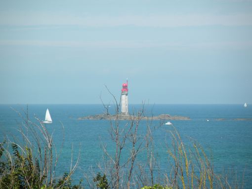  un phare sur un petit îlot